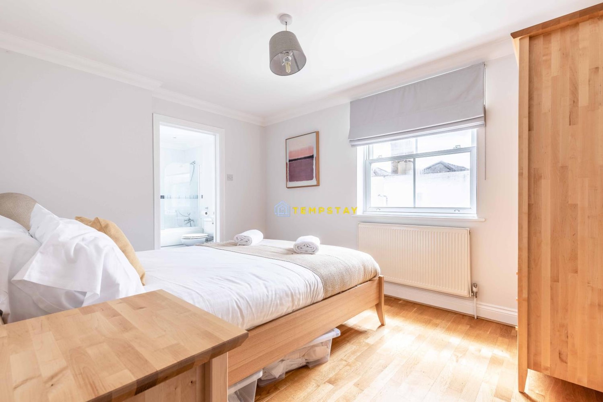 PERFECT SPOT IN CENTRAL WINDSOR & FREE PARKING! - By Tempstay