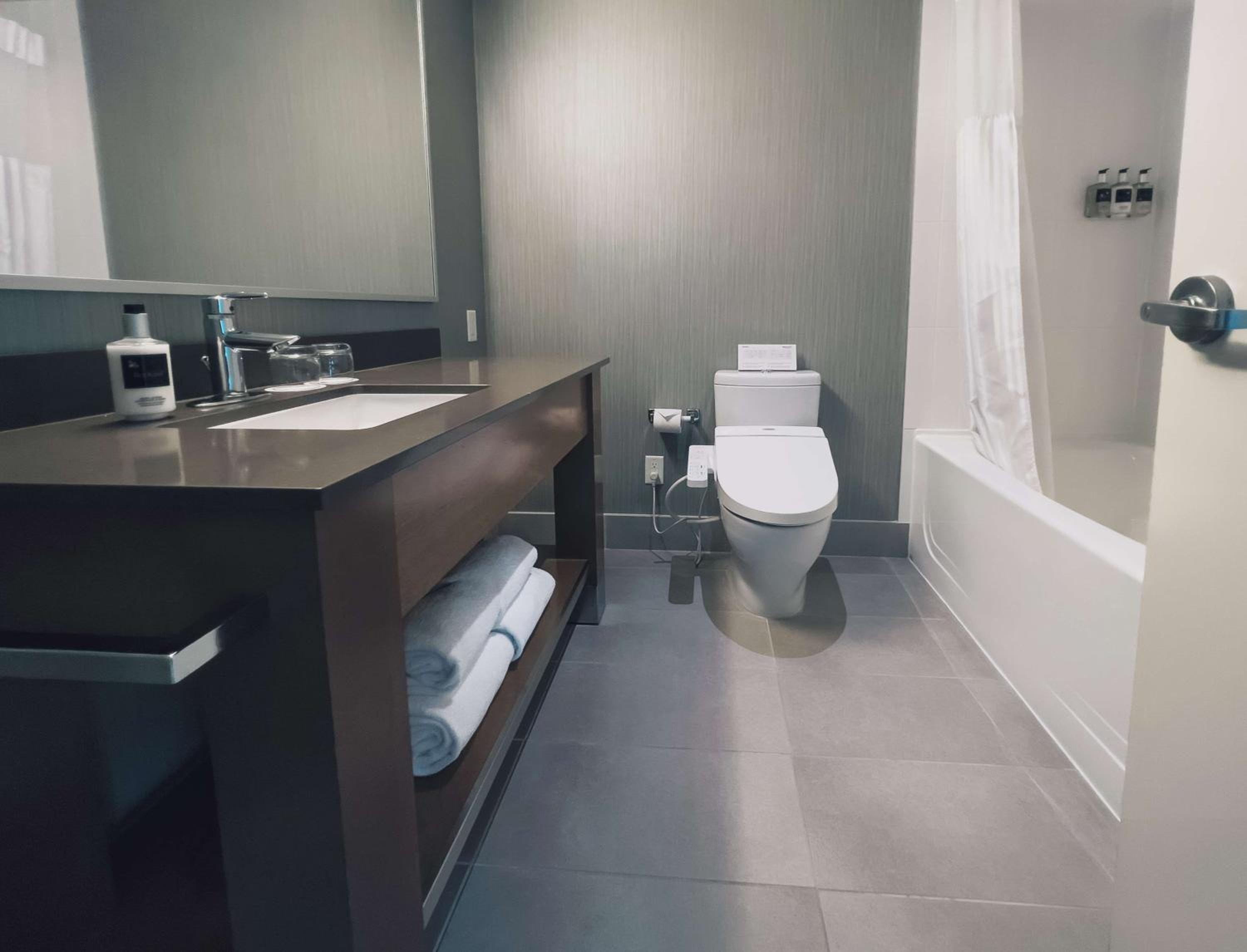 Coast Coal Harbour Vancouver Hotel by APA